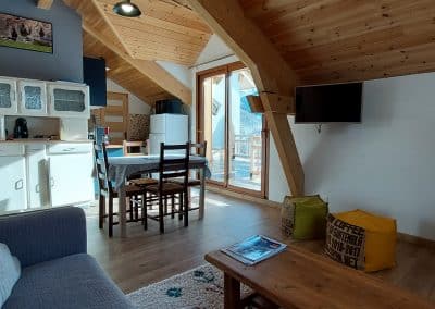 le petit bazan Arvieux: pièce à vivre: salon, salle à manger, cuisine et baie vitrée accès terrasse
