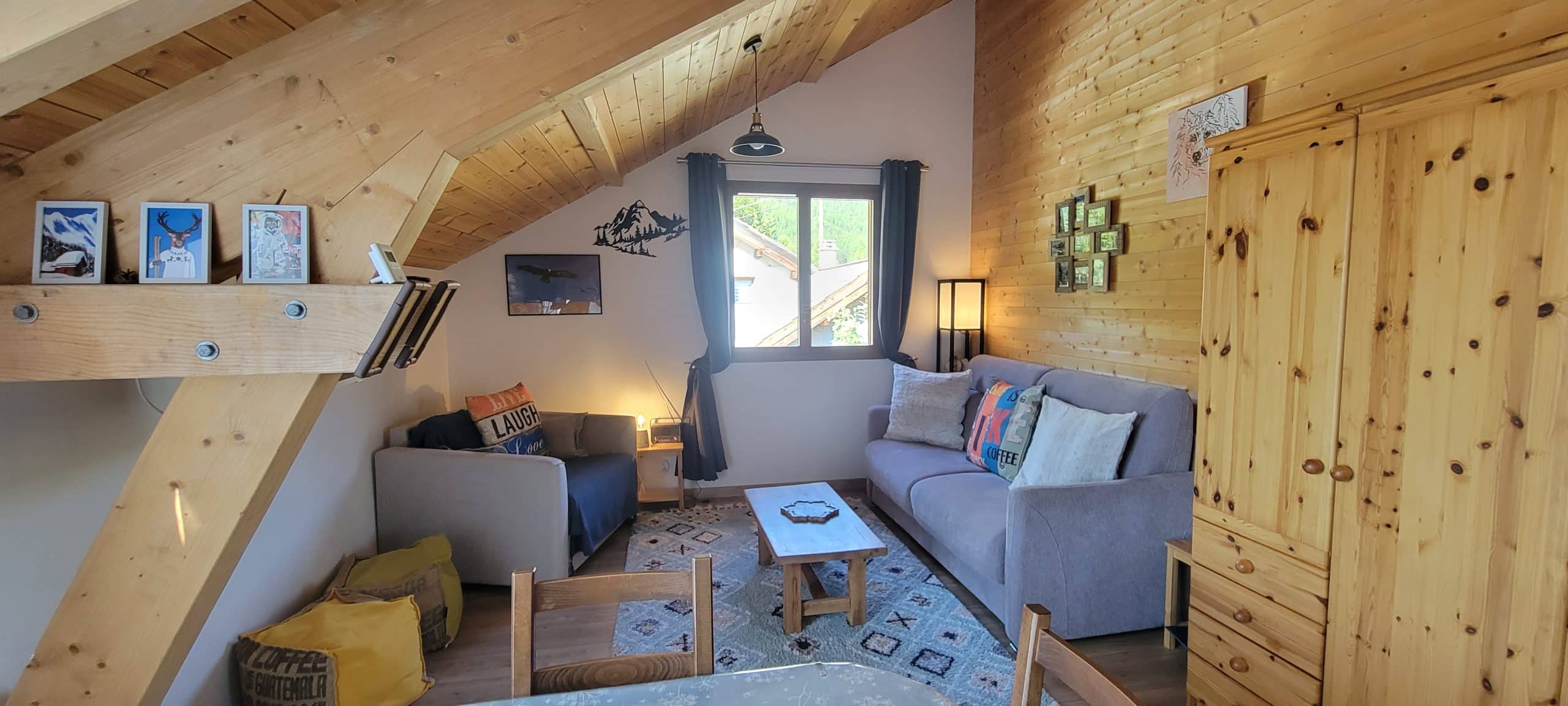 le petit bazan Arvieux: pièce à vivre : salon