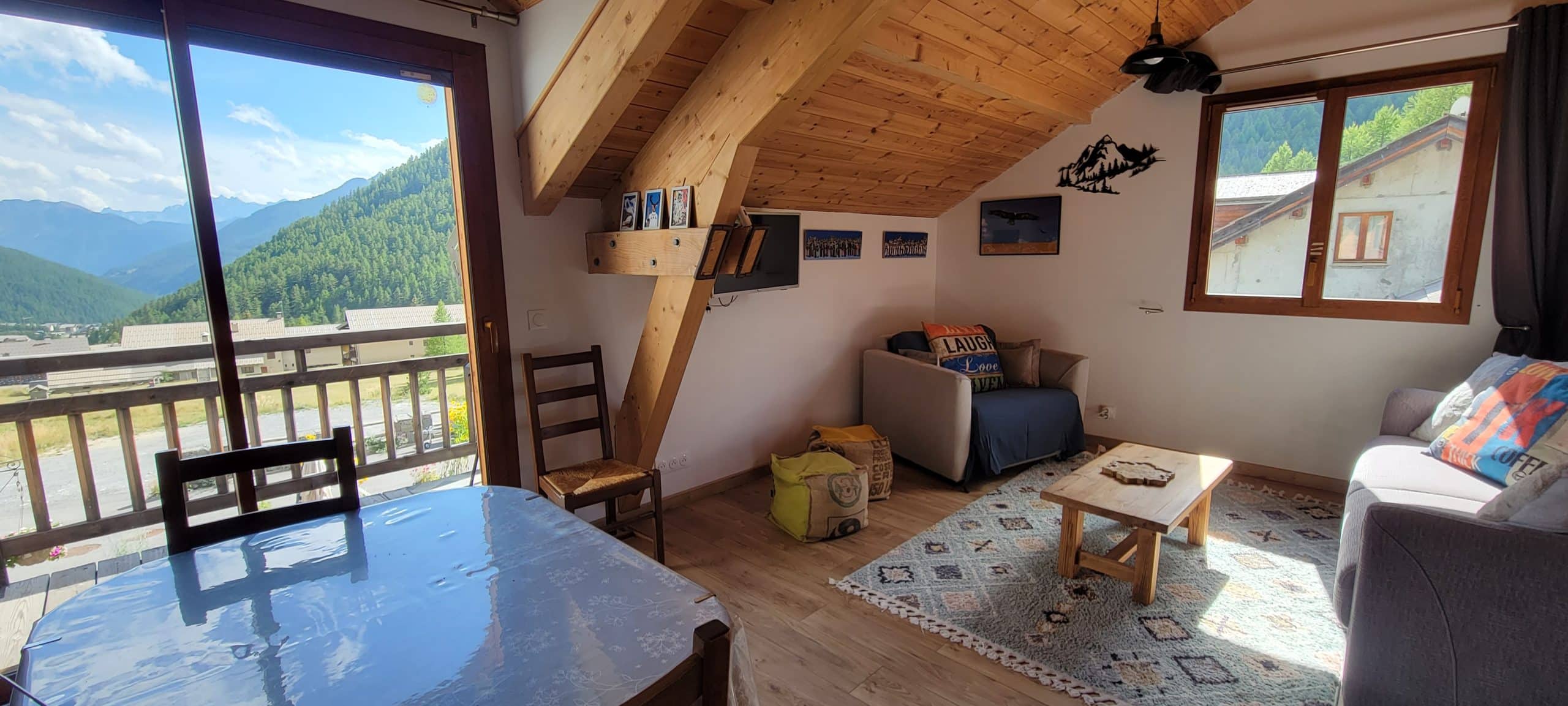 le petit bazan Arvieux: pièce à vivre : salon et salle à manger